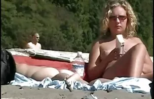 XXX یک MILF خال کوبی شده با سینه های بزرگ در جوراب ساق بلند شهوانی ویدیو تنه عاشق را مکید