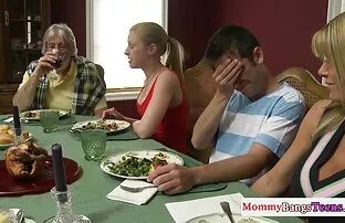 XXX یک آمریکایی یک دوربین شریک لاغر را عکس سکسی کارتونی شهوانی ضبط می کند و در یک اتاق تاریک با سرطان مبارزه می کند