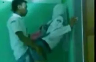 XXX جوجه لاغر مرد را با خشونت مکیده و زیر عکسهای شهوانی سکسی عجله او ناله می کند