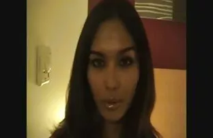 XXX بلوند جوان ، جمع دوستان را به سمت پایین گلو می برد شهوانی فیلم خارجی و بزاق زیادی را در آن قرار می دهد