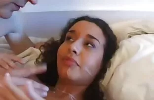 XXX درون یک شکاف برهنه از یک نوزاد جوان است عکس متحرک سکسی شهوانی