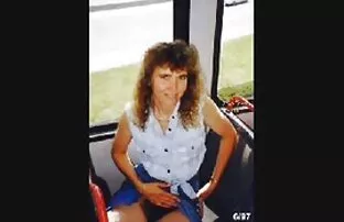 XXX راند مور الاغ بزرگ لباس صورتی خود را تاپیک های داغ شهوانی برداشته و بر روی نیمکت آبی دچار سرطان شد