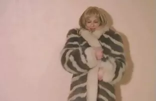 XXX MILF بالغ با سینه های بزرگ اجازه می دهد یک دوست شهوانی فیلم خارجی نوازش بدن خود را در اطراف میز