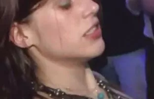XXX تاجر ، منشی را وادار به لیسیدن بیدمشک خود می کند و عکس کس شهوانی سپس او را روی میز می کشد