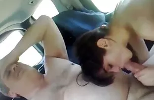 XXX سبزه نشان می دهد بیدمشک تراشیده شده شهوانی سکس فیلم در رختخواب و fucks در سبک سگ کوچولو با شخص