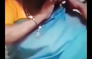 XXX یک دختر کوچک جذاب به سمت استاد خود می عكس شهواني رود