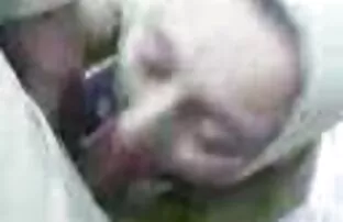 XXX یک معشوقه لاتکس بی رحم یک برده را شلاق می زند و باعث می شود که گربه اش را عکسهای شهوانی سکسی لیس بزند