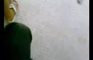 XXX ترک در داخل انجمنشهوانی آشپزخانه مقعد می زند