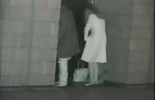 XXX پسر فیلم کوتاه شهوانی روسی که از دامن کوتاه MILF جاسوسی می کند