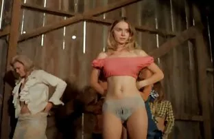 XXX پاملا لندن یک هاله را دمیده بود و عکس های سکسی شهوانی او را روی نیمکت لعنتی می کرد