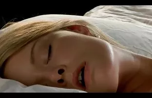 XXX یک دانلود کلیپ سکس شهوانی دوجنسگرا بدن خود را در بازیگری نشان می دهد