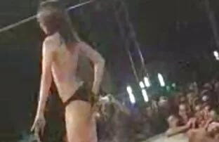 XXX مردان همجنسگرا قدرتمند در حلقه برهنه می جنگند عكس سكسى شهوانى و در لاله های محکم به یکدیگر خیره می شوند