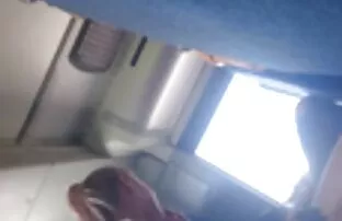 XXX یک حسابدار بالغ در محل کار نواری می کند و انگشتان خود را در لباس های سیاه نشان می دهد عکس اماتوری شهوانی